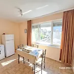 アパート Варна Хостел *
